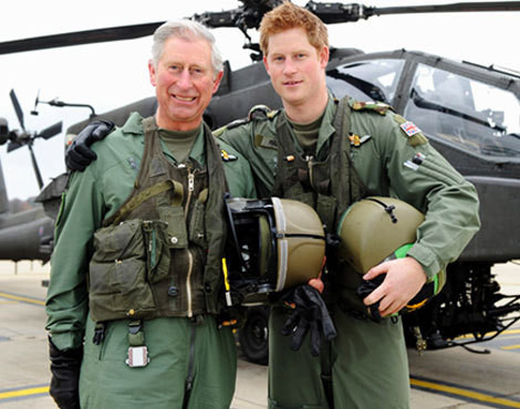 O príncipe Harry com o pai, o príncipe Carlos