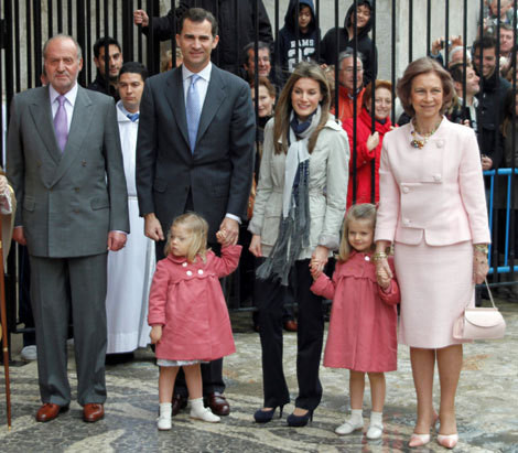 Os reis de Espanha, Juan Carlos e Sofía, com os príncipes das Astúrias, Felipe e Letizia, e as infantas Sofía e Leonor nas celebrações da Páscoa do ano passado, em Palma de Maiorca