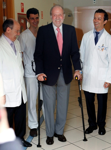 O rei Juan Carlos com os médicos Tomas Colon e Ángel Villamor 