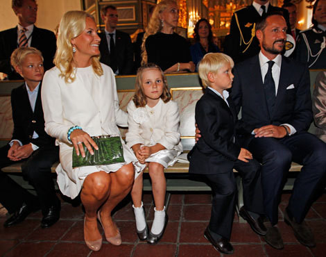 Mette-Marit e Haakon da Noruega com o filho da princesa, Marius, e os filhos de ambos, Ingrid Alexandra e Sverre Magnus