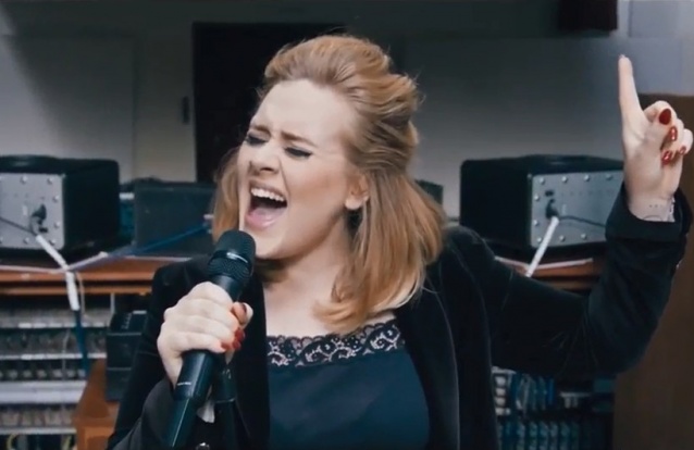 Adele se disfarça e surpreende cantoras em concurso de covers