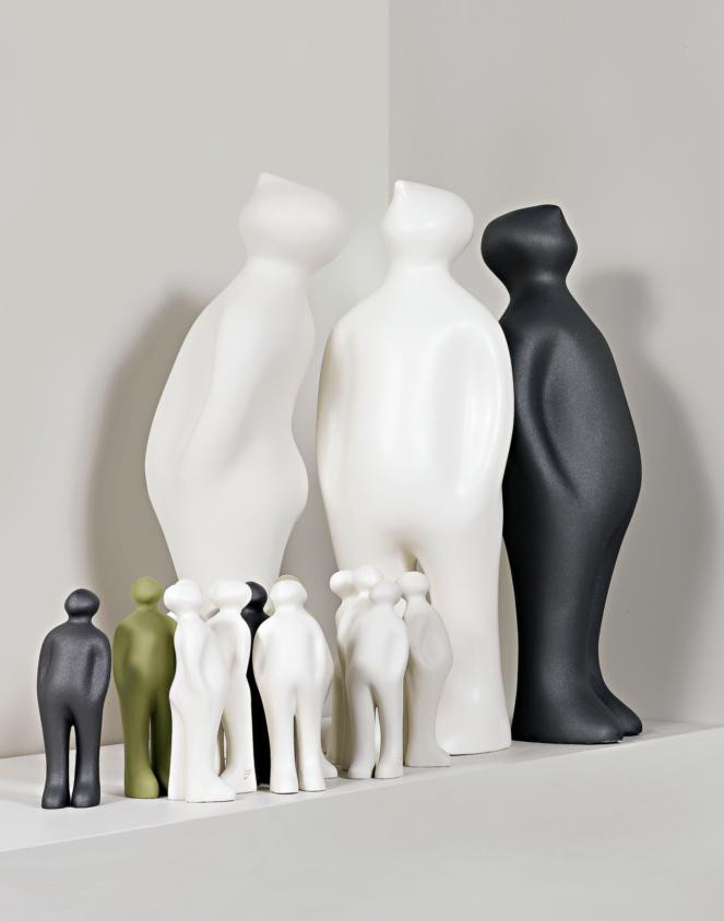 A nova série Visitor foi apresentada em janeiro último em Paris, na Maison&Objet, desta vez, as figuras em cerâmica têm 75cm de altura e 11 quilogramas.