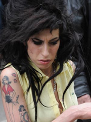 Amy Winehouse desmaiou e foi para o hospital