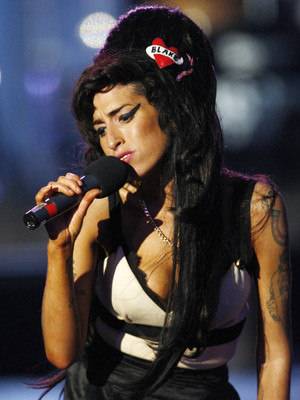 Amy Winehouse agride fã