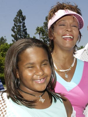 Filha de Whitney Houston internada num hospital psiquiátrico, após ter tentado esfaquear a mãe