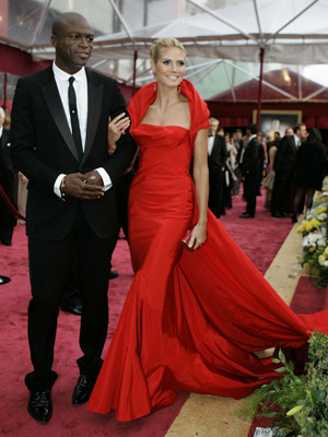 Heidi Klum deslumbra na passadeira vermelha ao lado do marido, Seal