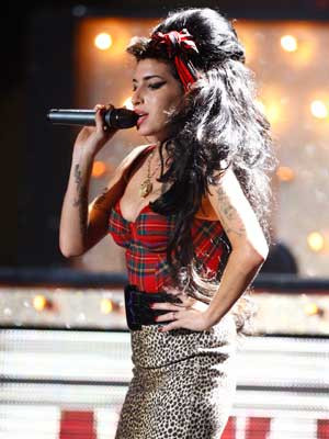 Amy Winehouse empenhada em salvar o seu casamento