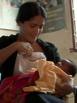 Salma Hayek amamenta criança africana durante a visita à Serra Leoa