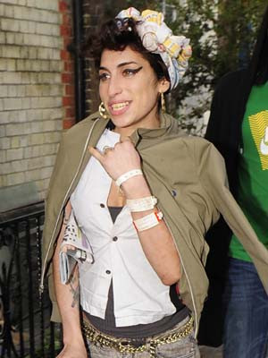 Amy Winehouse multada por posse de drogas