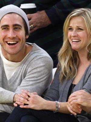Reese Witherspoon e Jake Gyllenhaal divertidos em tarde dedicada ao desporto