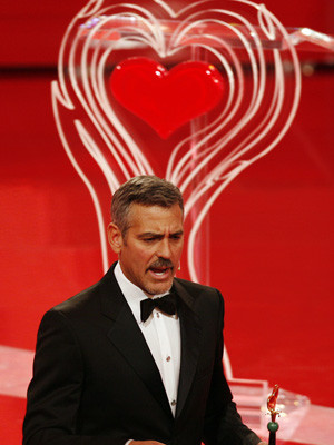 George Clooney recolhe donativos para os refugiados do Darfur