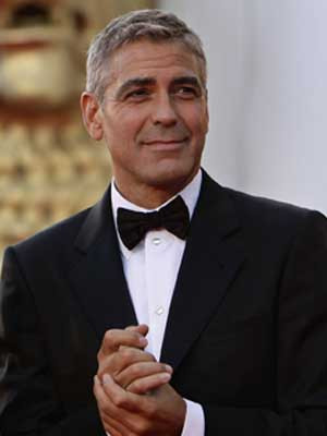 George Clooney diverte-se a jogar basquetebol