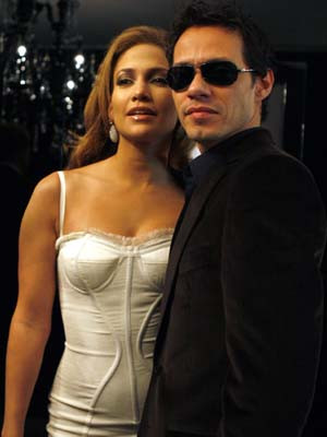 Jennifer Lopez e o marido assistem ao desfile e ao aniversário de Domenico Dolce