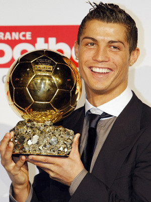 Cristiano Ronaldo recebe a Bola de Ouro em Paris