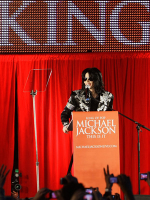 Michael Jackson anuncia regresso aos palcos para os últimos dez concertos em Londres