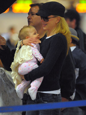 Nicole Kidman e Keith Urban cúmplices em público e encantados com a filha