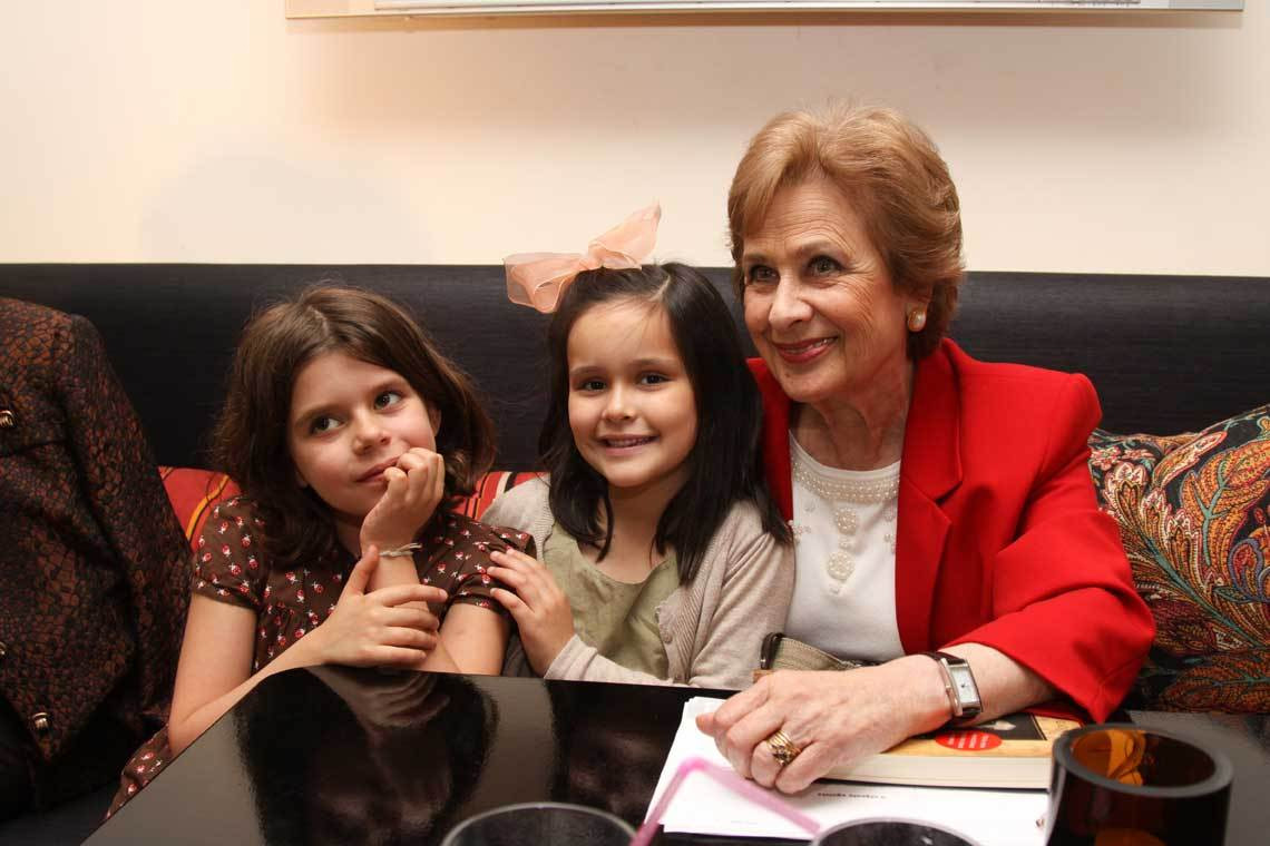 Rosa Lobato Faria com a neta, Violeta, e a amiga desta, Joana