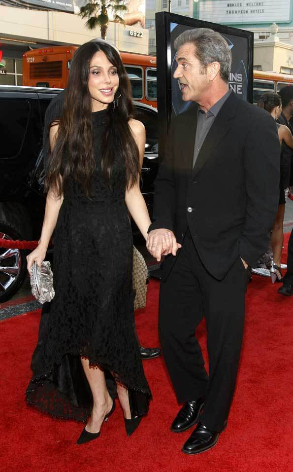 Oksana Grigorieva e Mel Gibson na primeira aparição pública juntos, na estreia do filme X-Men Origens: Wolverine