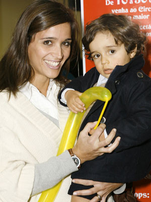 Teresa Peres diverte-se com o filho Francisco em tarde dedicada à arte