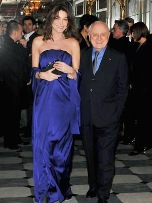 Carla Bruni deslumbrante no jantar de gala que encerrou a Semana da Moda de Paris