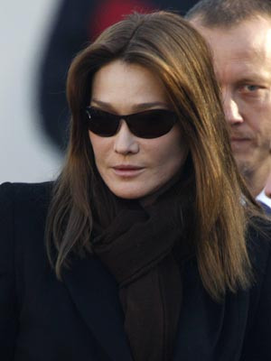 Carla Bruni emocionada no funeral de Guillaume Depardieu