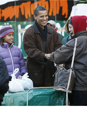 Família Obama distribui comida na véspera do Dia de Acção de Graças