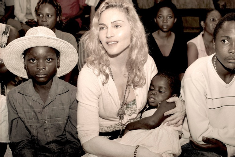 Madonna com a pequena Mercy James, no Malawi