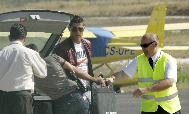 Cristiano Ronaldo no aeródromo de Tires, de onde rumou em direcção a Madrid