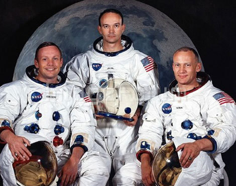 O comandante Neil Armstrong e os pilotos Michael Collins e Edwin Buzz Aldrin imortalizados com os seus fatos espaciais com a Lua como cenário