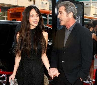 Mel Gibson com a namorada, Oksana Grigorieva, que está grávida