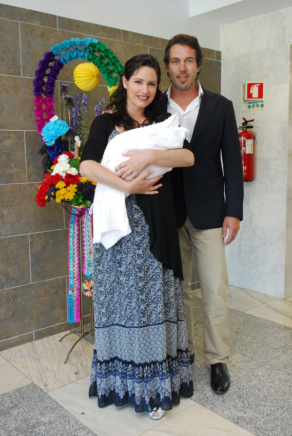 Fernanda Serrano e Pedro Miguel Ramos com Maria Luísa à saída do hospital