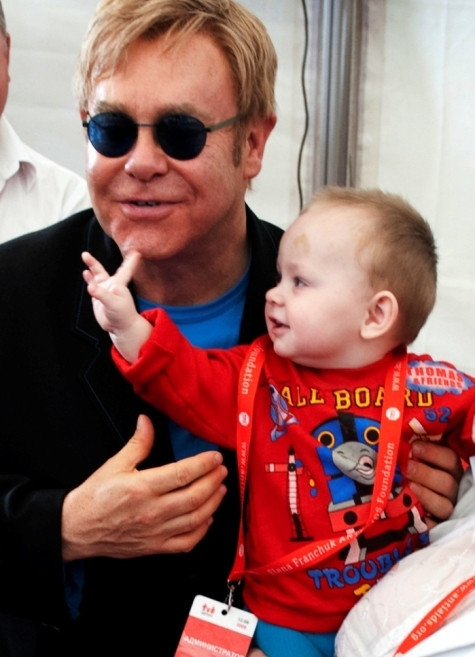 Elton John com o pequeno Lev ao colo