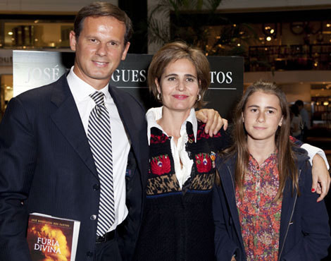 José Rodrigues dos Santos com a mulher, Florbela, e a filha Inês