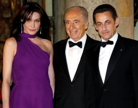 Carla Bruni, Shimon Peres e Nicolas Sarkozy, em Março de 2008