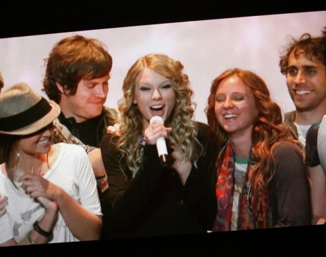 Taylor Swift, a grande vencedora da noite, a agradecer um dos prémios via satélite