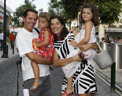 Maria Vasconcelos com o marido e as filhas