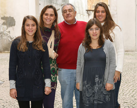 Nicolau Breyner com a mulher, Mafalda Bessa, a filha de Mafalda, Mónica, e as suas duas filhas, Constança e Mariana