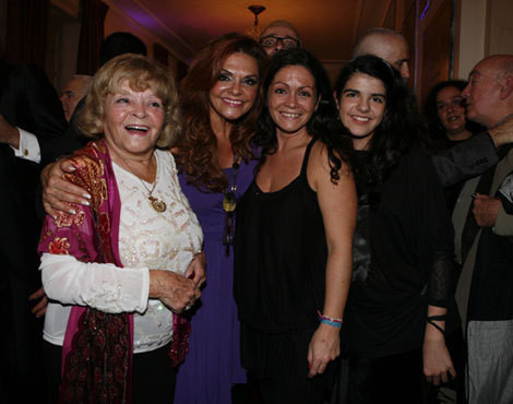 Rita Ribeiro com a mãe, Maria José Ribeiro, e as filhas, Joana e Maria David
