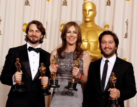 Mark Boal, Kathryn Bigelow e Greg Shapiro recebem o Óscar de Melhor Filme