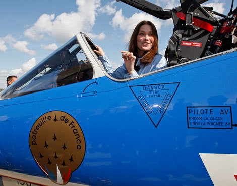 Carla Bruni é a nova madrinha da Patrouille de France