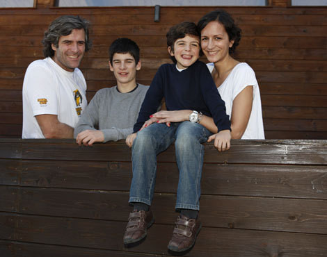 Mico da Camara Pereira e Joana de Sousa Cardoso com os filhos, Francisco, fruto de uma anterior relação do músico, e Afonso