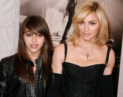 Madonna com a filha, Lourdes