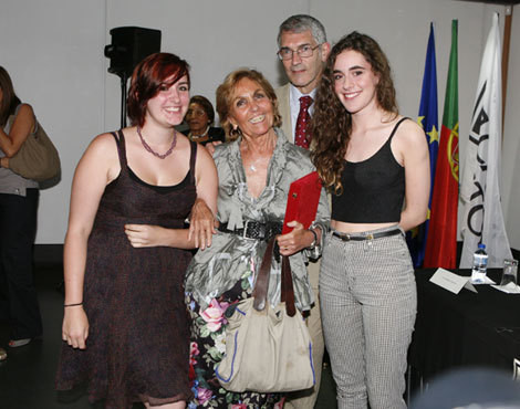 Paula Rego com as netas, Lola e Carmen Mueck, e o companheiro, Anthony Rudolf