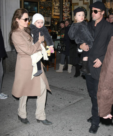 Brad Pitt e Angelina Jolie com os gémeos Knox e Vivienne
