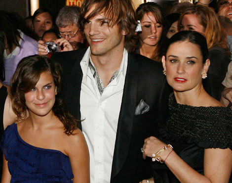 Ashton Kutcher com a enteada, Scout, e a mulher, Demi Moore