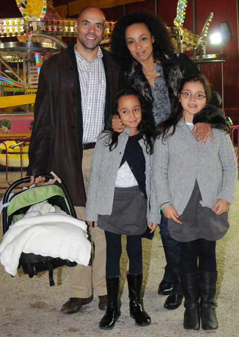 Rui Loura e Maria João Silveira com a filha de ambos, Teresa (na cadeirinha de bebé), e as filhas da jornalista, Matilde e Teresa