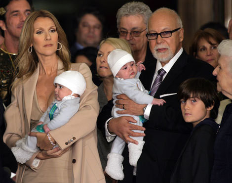 Céline Dion e René Angélil com os filhos, os gémeos Nelson e Eddy, e René-Charles