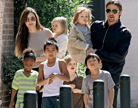 Brad Pitt e Angelina Jolie com os filhos