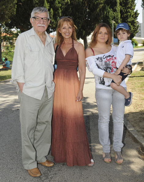 Isabel Medina com o marido, Luís Filipe Costa, a nora, Cátia Ferreira, e o neto, Pedro