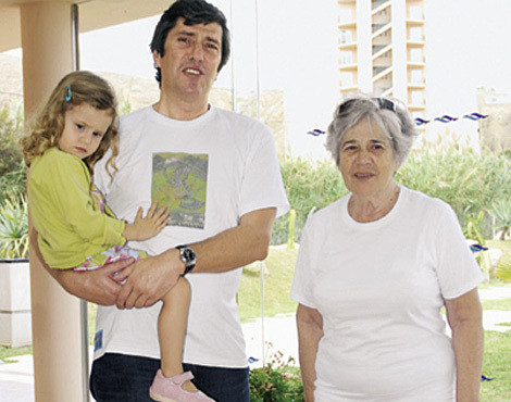 António José Pinto de Sousa, com a filha, Constança, e a mãe, Maria Adelaide Monteiro, na ilha de Porto Santo, em 2006